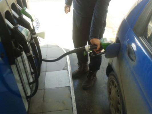 Un bucureştean şi-a alimentat maşina cu carburant la Tuzla şi a fugit fără să plătească